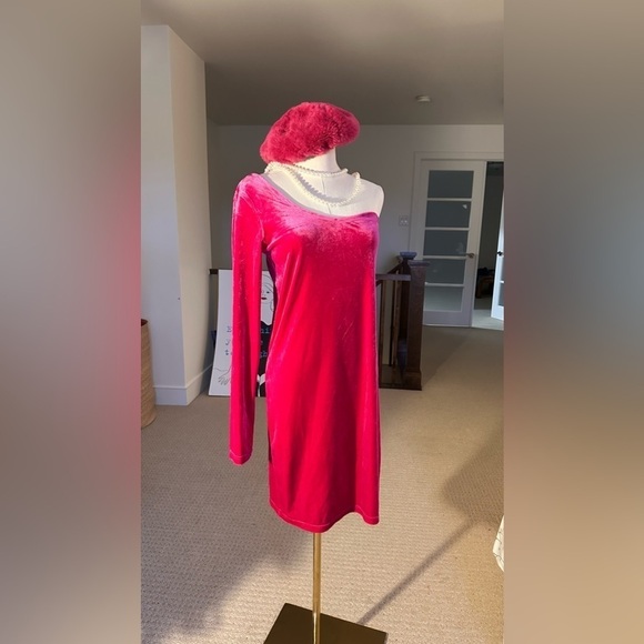 TWiK  one Shoulder
Velvet Bodycon Dress - Picture 10 of 13
